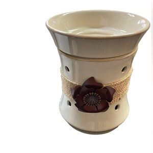 Beautiful Jane Scentsy warmer . It great for anyone living room .